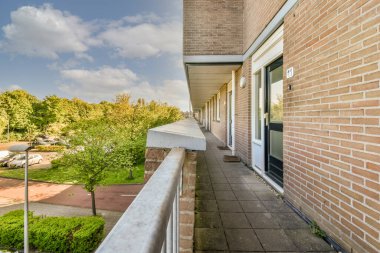 Açık hava eğlencesi için parlak geniş balkon