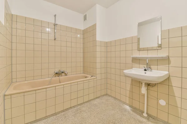 Intérieur Salle Bain Contemporaine Avec Murs Cloisons Beige Minable Porte — Photo