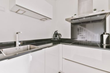 Koridoru ve ahşap parke zemini olan boş beyaz mutfağın içi.