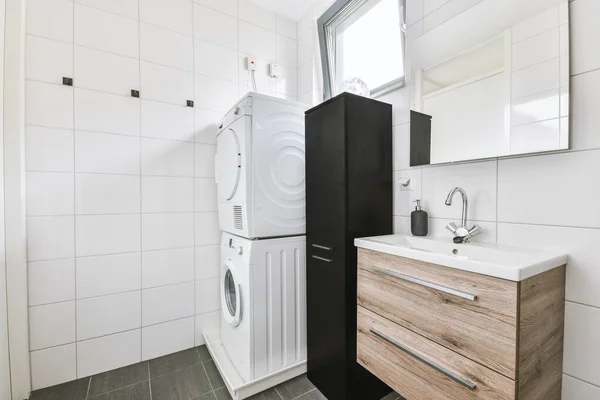 开放式浴缸 淋浴间与卫生间隔墙分隔的现代家居室内设计 — 图库照片