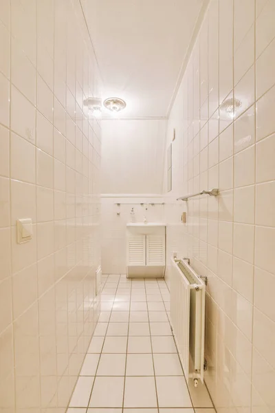 Toaleta Ścienna Mały Zlewozmywak Rogu Toalecie Beżową Płytką — Zdjęcie stockowe