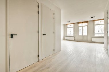 Lüks bir evde rahat ve ferah boş bir oda.