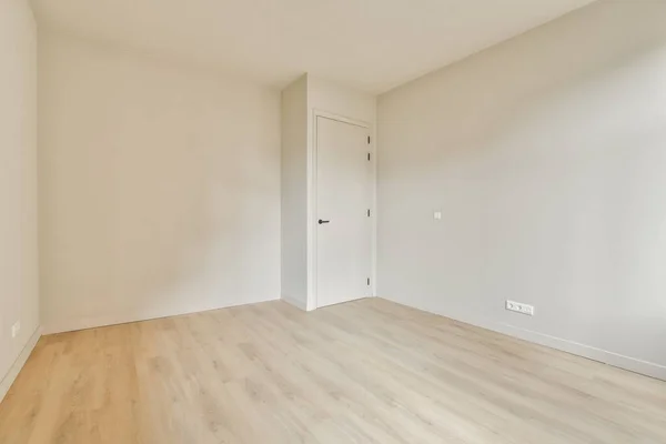 白色墙壁 灯具照明的带几何图形设计的空现代公寓的内部 — 图库照片