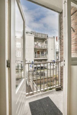 Küçük balkondan eski tuğla binaların panoramik manzarası