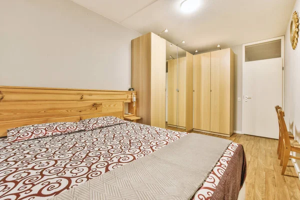 Comfortable Bed Ornamental Blanket Placed Wardrobe Mirror Light Bedroom — Stock Photo, Image