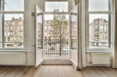 Güzel panoramik manzaralı balkona erişimi olan ferah, parlak bir oda.