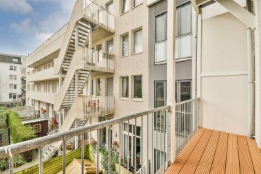 Açık hava eğlencesi için modern manzaralı parlak geniş balkon.