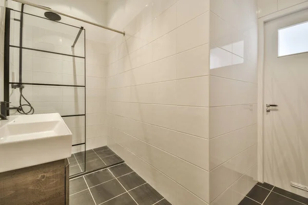 Interior Baño Contemporáneo Con Ducha Lavabo Estilo Minimalista Piso — Foto de Stock