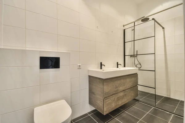 Interno Bagno Contemporaneo Con Doccia Lavabo Stile Minimale Appartamento — Foto Stock