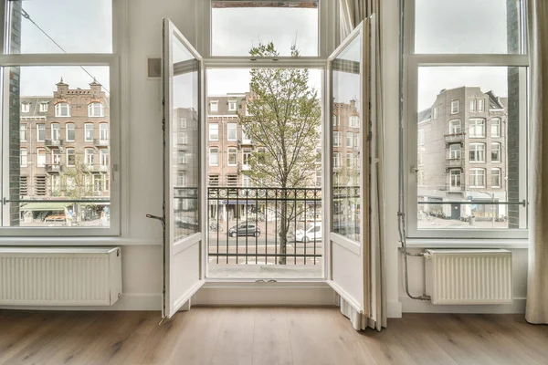 Güzel panoramik manzaralı balkona erişimi olan ferah, parlak bir oda.