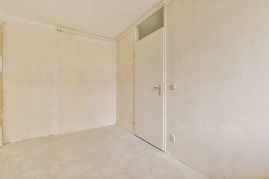 Evdeki boş ışık odasında, beyaz duvardaki plastik pencere ve radyatör.