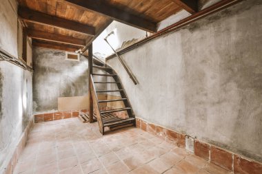 Beyaz duvarları ve tavan arasında açık banyosu olan çağdaş bir yatak odası.