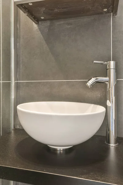 Waschbecken Mit Wasserhahn Auf Tischplatte Modernen Badezimmer Hause Installiert — Stockfoto
