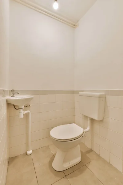 Muur Opgehangen Toilet Kleine Wastafel Hoek Toilet Met Beige Tegel — Stockfoto