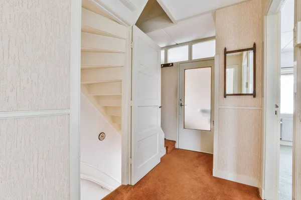 Φωτεινό Διάδρομο Πόρτα Εισόδου Διαμέρισμα Δύο Επιπέδων Μινιμαλιστική Ξύλινη Σκάλα — Φωτογραφία Αρχείου