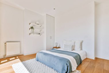 Yatak odasının iç tasarımı, yatak odası ve ahşap gardırop modern dairenin penceresinin kenarına yerleştirilmiş.