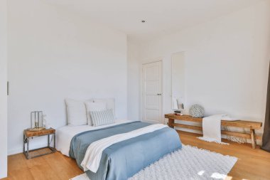 Yatak odasının iç tasarımı, yatak odası ve ahşap gardırop modern dairenin penceresinin kenarına yerleştirilmiş.