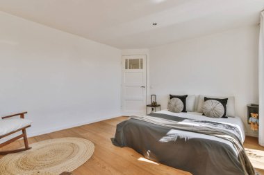 Yatak odasının iç tasarımı, yatak odası ve ahşap gardırop modern dairenin penceresinin kenarına yerleştirilmiş.