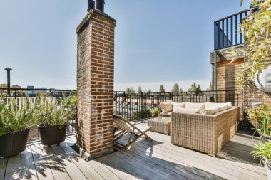 Metal parmaklıklı balkon, tahta sandalye ve kapı.