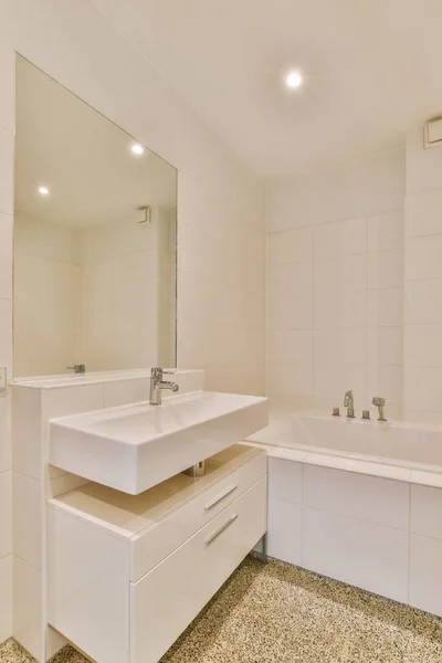 Aynalı Lavabolar Modern Banyoda Beyaz Fayanslı Duvarları Olan Temiz Bir — Stok fotoğraf