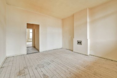 Evdeki boş ışık odasında, beyaz duvardaki plastik pencere ve radyatör.