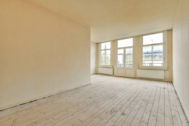 Evdeki boş ışık odasında, beyaz duvardaki plastik pencere ve radyatör.