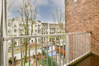 Açık hava eğlencesi için parlak geniş balkon