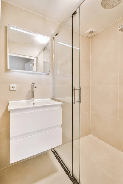 Evdeki Çağdaş Tuvaletteki Aynanın Altındaki Duvarda Musluk Sıvı Sabun Asılı — Stok fotoğraf