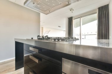 Minimalist tarzı açık mutfağı ve masa ve sandalyeleri olan geniş yemek alanı olan modern çatı katı dairesinin ev tasarımı.