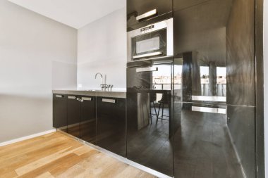 Minimalist tarzı açık mutfağı ve masa ve sandalyeleri olan geniş yemek alanı olan modern çatı katı dairesinin ev tasarımı.