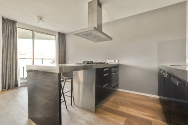 Minimalist tarzı açık mutfağı ve masa ve sandalyeleri olan geniş yemek alanı olan modern çatı katı dairesinin ev tasarımı.
