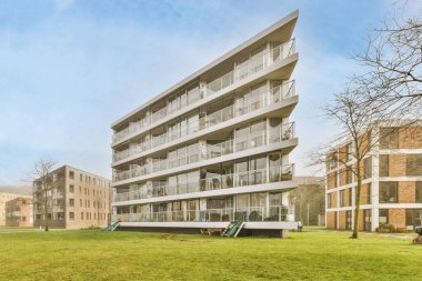 Ağaçlar ve fenerlerle dolu boş bir kaldırım sokağından tuğla evler manzarası