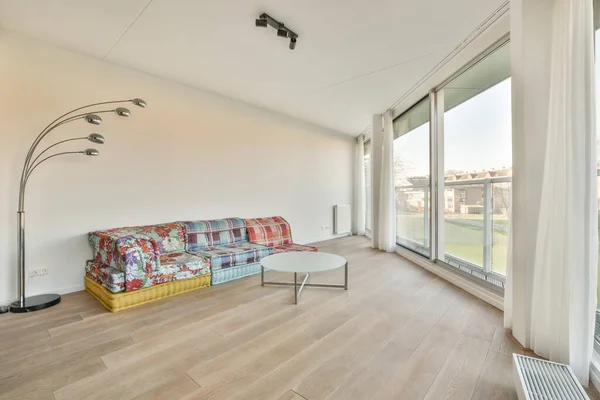 Interieur Des Stilvollen Wohnzimmers Mit Bequemen Sofas Und Sesseln Mit — Stockfoto