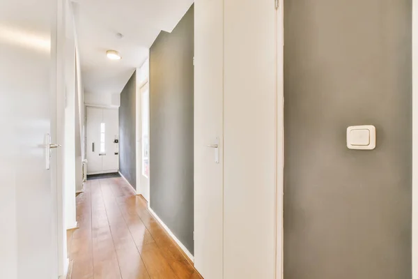 简约风格公寓中带白色墙壁的空旷狭窄走廊及有镜子和地板的衣橱的透视 — 图库照片