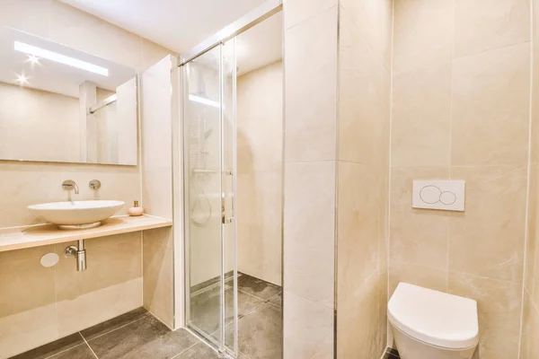 Nástěnná Toaleta Skleněná Sprcha Umístěná Vedle Umyvadla Koupelně Béžovými Stěnami — Stock fotografie