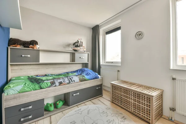 Interieur Des Modernen Kinderzimmers Mit Bett Und Regalen Mit Verschiedenen — Stockfoto