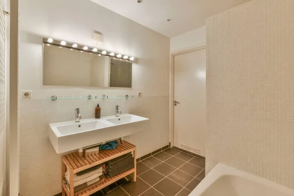 Interieur Eines Modernen Badezimmers Mit Schäbigen Beigen Wänden Und Trennwänden — Stockfoto