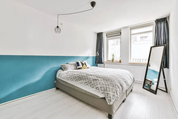 Modernes Wohndesign Aus Kleinen Mansardenschlafzimmern Mit Weißen Wänden Und Weichem — Stockfoto