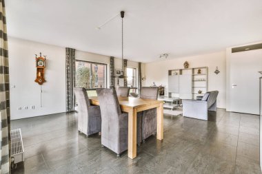 Soba ve fırını olan tezgahlar evdeki yemek odasının yanındaki modern mutfağa yerleştirildi.