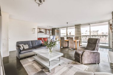 Soba ve fırını olan tezgahlar evdeki yemek odasının yanındaki modern mutfağa yerleştirildi.