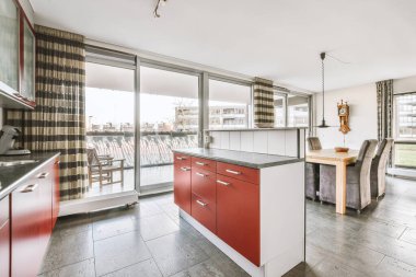 Soba ve fırını olan tezgahlar evdeki yemek odasının yanındaki modern mutfağa yerleştirildi.