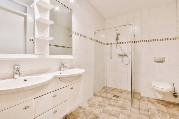 Interior Banheiro Contemporâneo Com Chuveiro Pia Com Vaso Sanitário Estilo — Fotografia de Stock