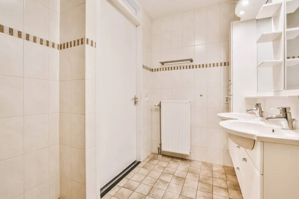 Duşlu Çağdaş Banyo Düz Tuvaletli Lavabo — Stok fotoğraf