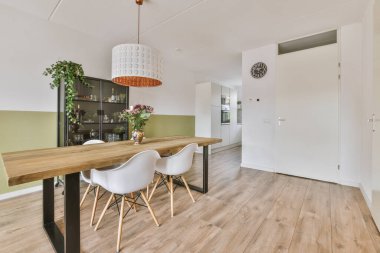 Soba ve fırını olan tezgahlar evdeki yemek odasının yanındaki modern mutfağa yerleştirildi.