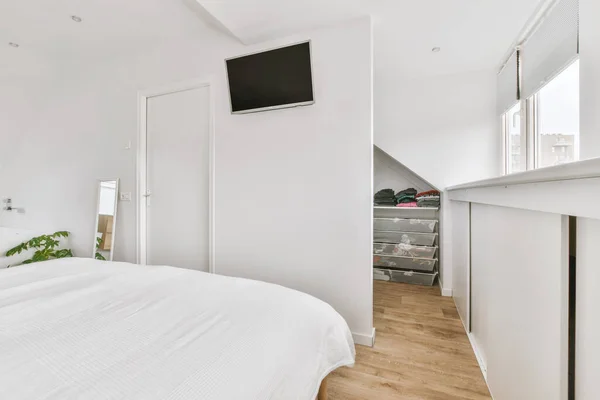 舒适的床 放置在绿墙附近 有窗户和淋浴的现代风格的车库卧室里 — 图库照片