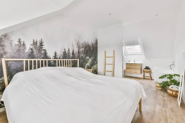 Комфортне Ліжко Розміщене Біля Зеленої Стіни Сучасному Стилі Мансардна Спальня — стокове фото