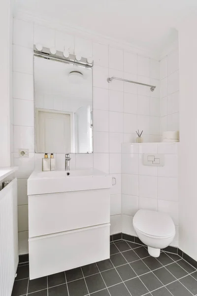 Moderne Spültoilette Und Keramikwaschbecken Weiß Gefliesten Wänden Der Nähe Von — Stockfoto