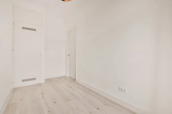 Interieur Van Lege Witte Keuken Met Ramen Houten Parketvloer — Stockfoto