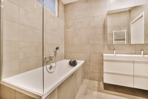 Současná Koupelna Vanou Skleněnou Sprchovací Kout Světle Béžové Dlaždice Bílý — Stock fotografie