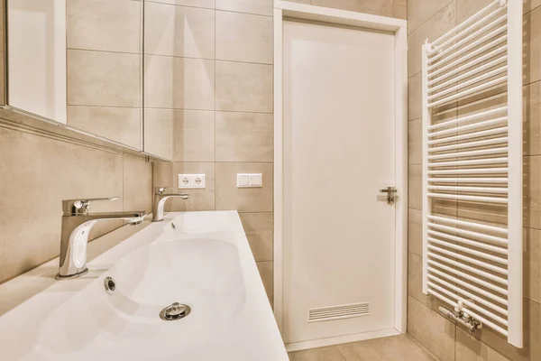 베이지 욕조와 샤워실 현대적 — 스톡 사진